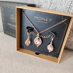 Women's necklace and earrings gift set